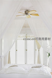 白色纱幔床榻中的慵懒午后