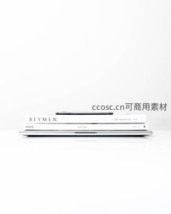 极简办公桌上的时尚读物