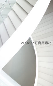 白色旋转楼梯的抽象线条与空间韵律