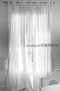 黑白光影中的亚麻窗帘，透出窗外柔和的自然光