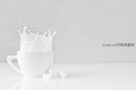 白色咖啡杯中牛奶飞溅的瞬间