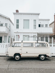 复古白色面包车停在现代住宅前