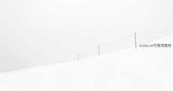 雪坡上的孤寂围栏，极简主义的冬日风景