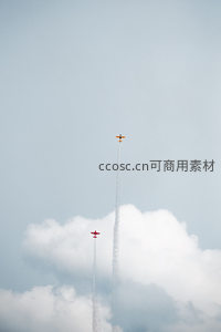 双机冲天拉烟，蓝天白云间的空中芭蕾