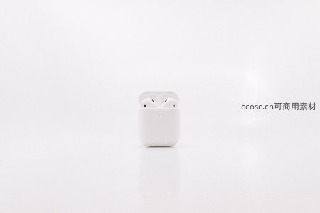 纯白简约：无线耳机静置展示