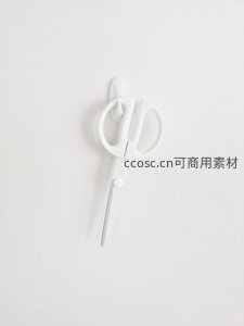 墙上白色剪刀，极简家居收纳艺术