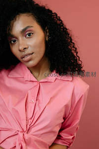 卷发美女粉衣，温柔妆容肖像照