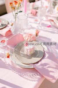 精致粉色婚礼餐桌布置