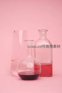 粉色背景下玻璃瓶静物