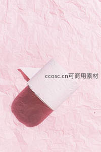 褶皱粉纸上的白色卫生纸卷特写