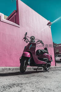 街头粉墙前的复古踏板车