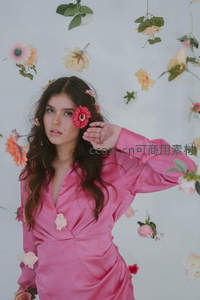 花雨纷飞中粉色裙装的少女