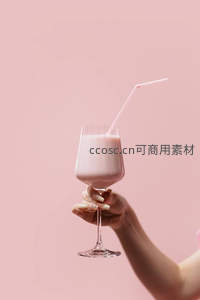 手持粉色奶昔杯优雅特写