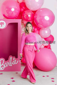 粉色芭比主题派对中的时尚女性