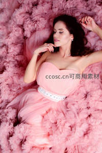 粉裙佳人躺卧蓬松羽毛之上