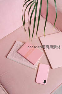 粉色系办公桌面，简约时尚风格