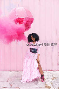 少女手持粉色烟雾伞的街头时尚