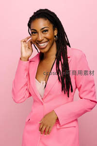 穿粉色西装微笑的自信女性
