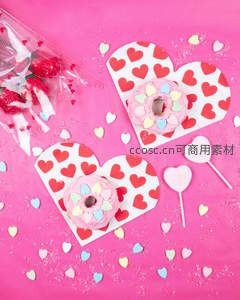 粉色爱心甜甜圈与糖果的甜蜜情人节布置
