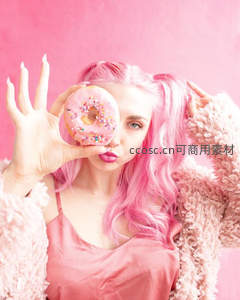 粉发少女手持甜甜圈俏皮遮眼自拍