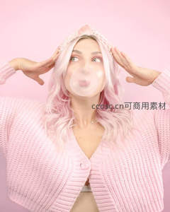 粉发少女吹泡泡糖的俏皮瞬间