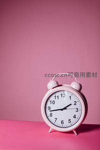 粉色复古闹钟点缀温馨空间