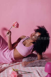 粉色梦境中的慵懒时光