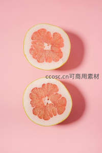 粉嫩背景下的西柚切片特写