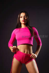 身着亮粉色运动装的女性肖像