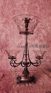 复古烛台静置于粉色花纹背景前