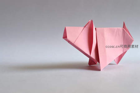 简约粉色折纸小猪，憨态可掬