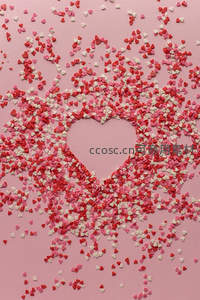 爱心糖屑环绕的浪漫情人节主题