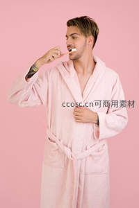 男子粉色浴袍刷牙日常