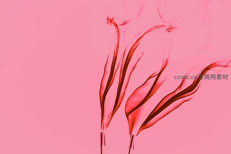 红色墨迹在粉色背景中如烟般飘散