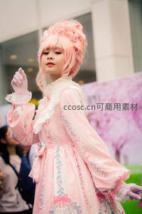 洛丽塔少女身着粉色蕾丝裙装