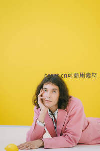 粉色西装青年倚桌凝思柠檬旁