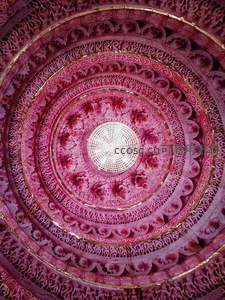 华丽穹顶雕花粉红金边宗教建筑