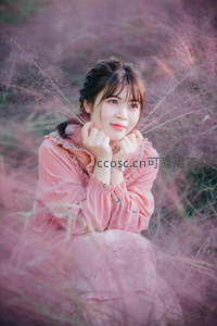 少女置身梦幻粉黛乱子草丛中