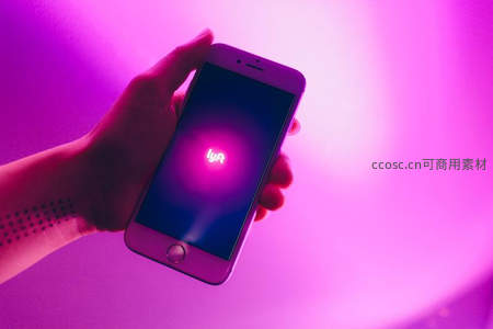 紫光下手持亮屏Lyft手机应用