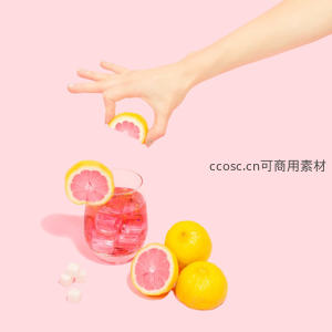 粉红西柚饮品与手部特写