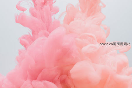 粉色烟雾在水中优雅扩散的瞬间