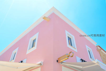 粉色建筑转角在蓝天下的明媚景象