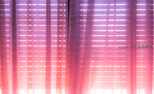 粉紫色光影透过百叶窗的梦幻场景