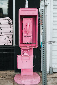 粉色复古电话亭街头艺术