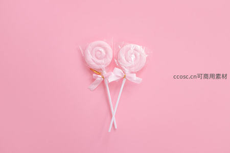 粉色背景上的两支棒棒糖