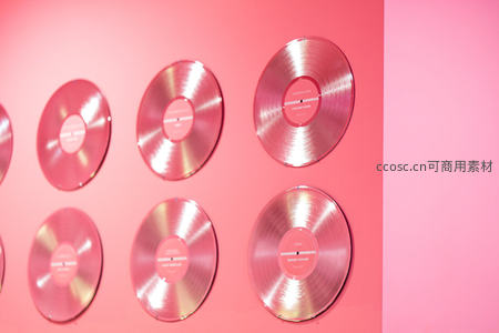 粉色墙面上的唱片装饰