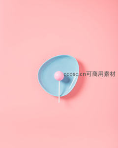 简约蓝盘上的粉色棒棒糖静物