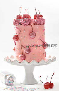 樱桃点缀的粉色奶油蛋糕特写