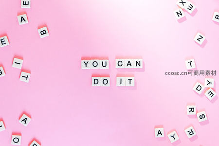 粉色背景上的字母方块励志标语