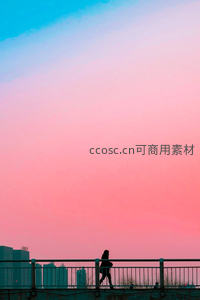 剪影女子桥上行走，粉蓝渐变天空如梦